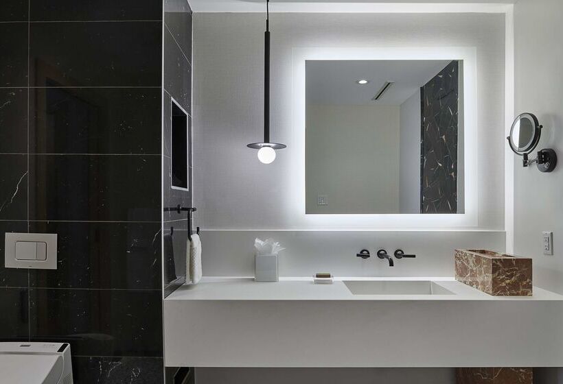 Hilton Toronto Airport Hotel & Suites