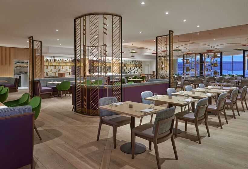 Hilton Toronto Airport Hotel & Suites