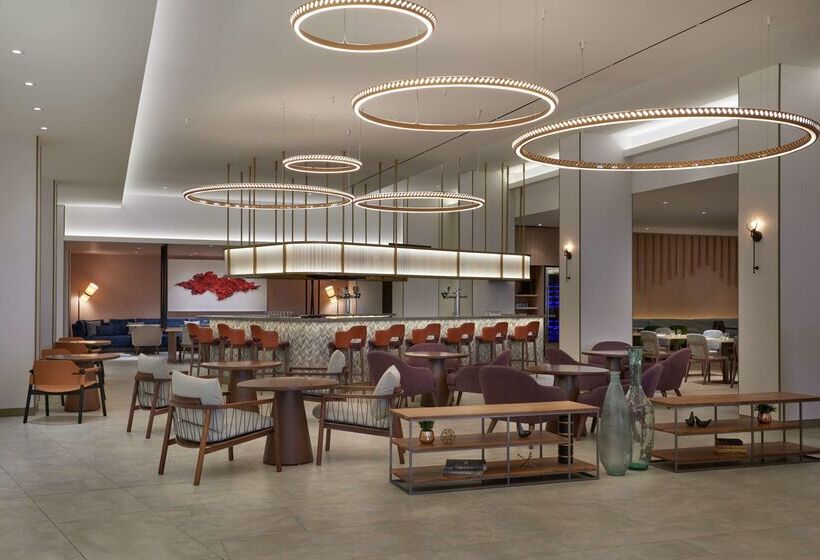 Hilton Toronto Airport Hotel & Suites