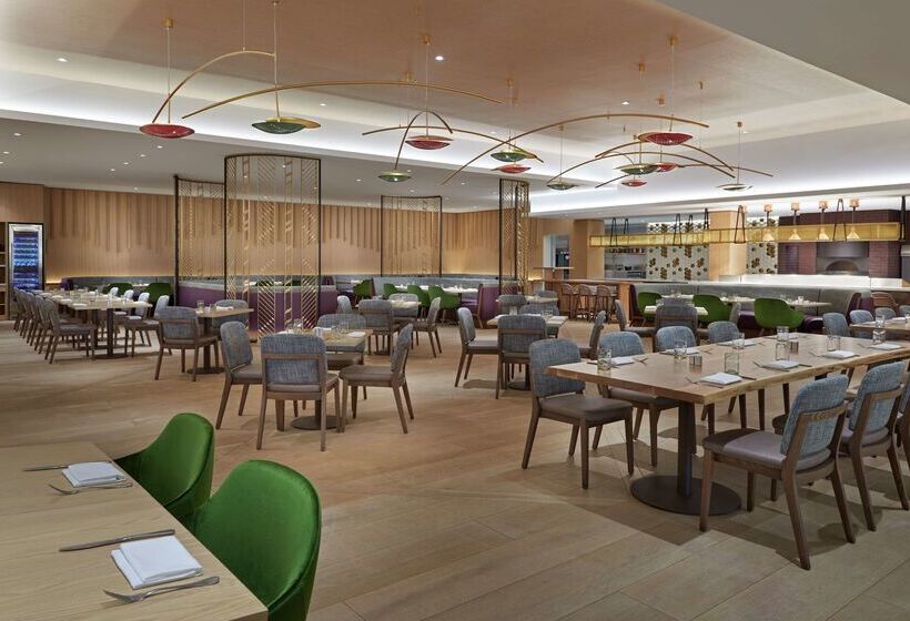 Hilton Toronto Airport Hotel & Suites