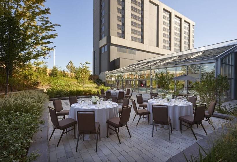 Hilton Toronto Airport Hotel & Suites