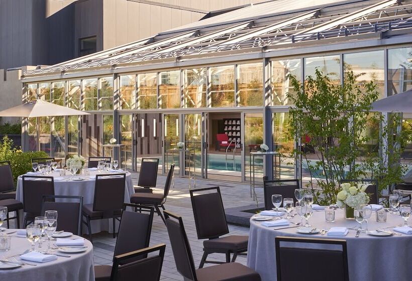 Hilton Toronto Airport Hotel & Suites