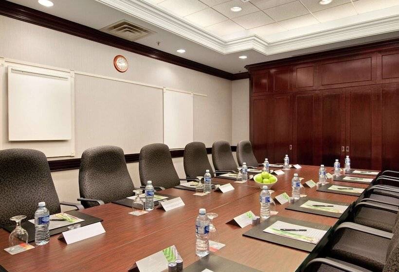 Hilton Toronto Airport Hotel & Suites