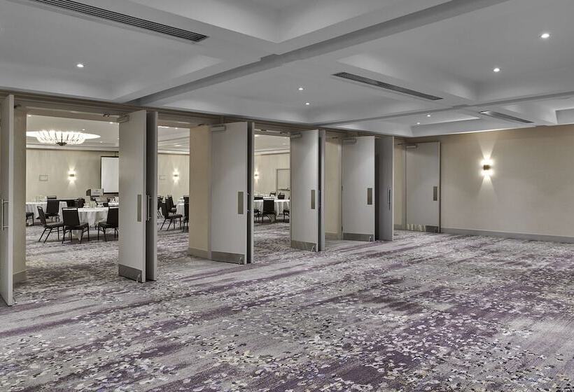 Hilton Toronto Airport Hotel & Suites