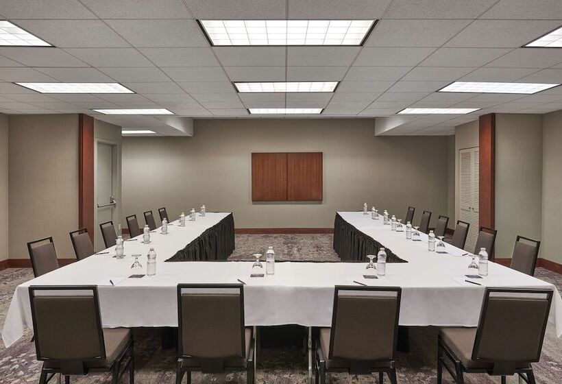 Hilton Toronto Airport Hotel & Suites