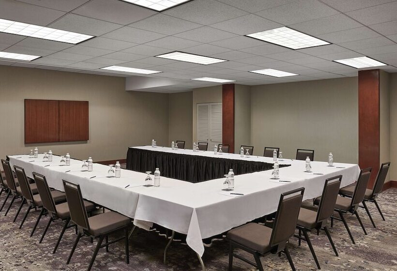 Hilton Toronto Airport Hotel & Suites