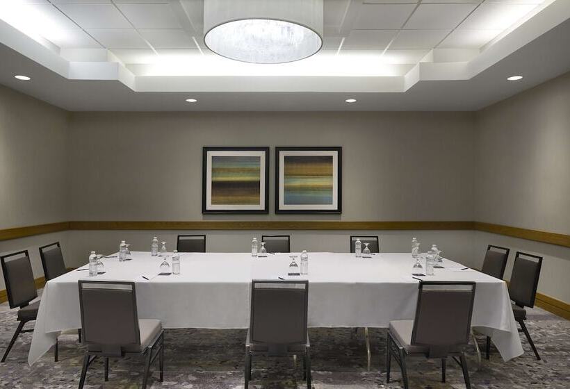 Hilton Toronto Airport Hotel & Suites