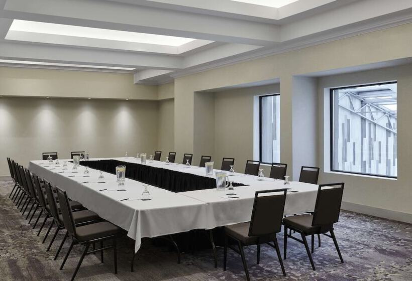 Hilton Toronto Airport Hotel & Suites