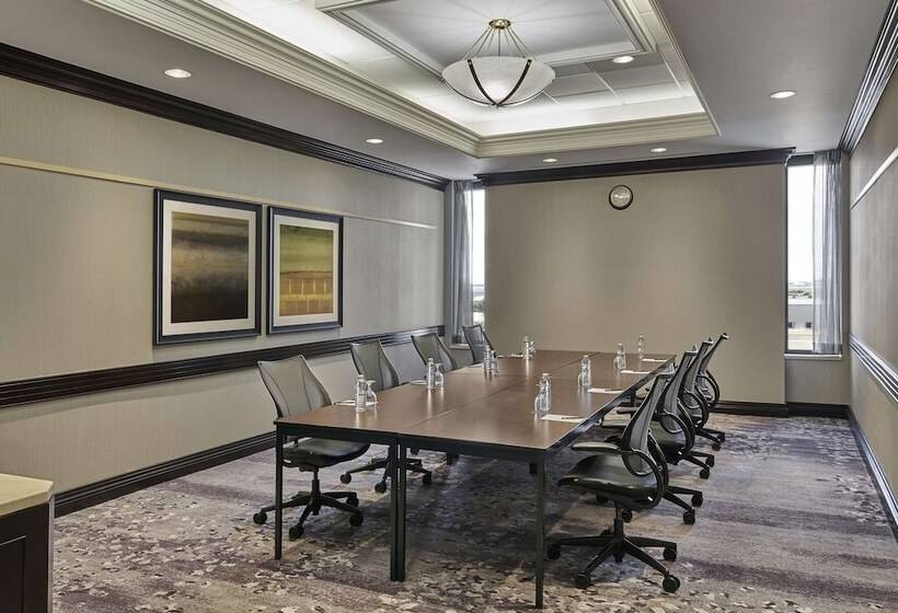 Hilton Toronto Airport Hotel & Suites