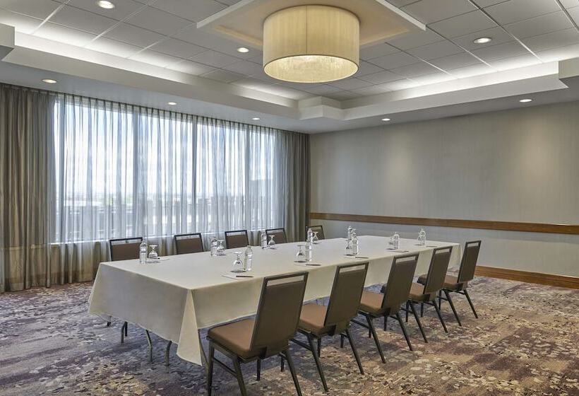 Hilton Toronto Airport Hotel & Suites