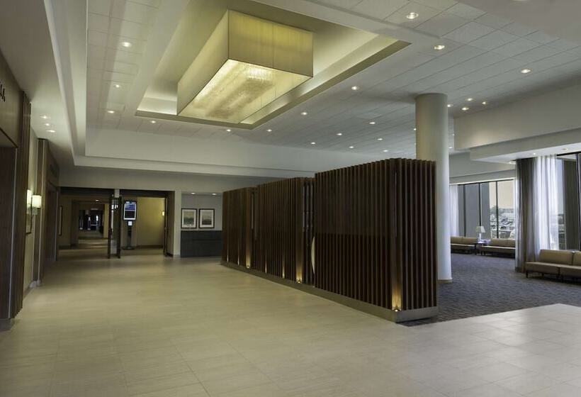 Hilton Toronto Airport Hotel & Suites