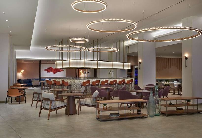 Hilton Toronto Airport Hotel & Suites