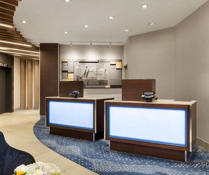 فندق Holiday Inn Express Vancouvermetrotown