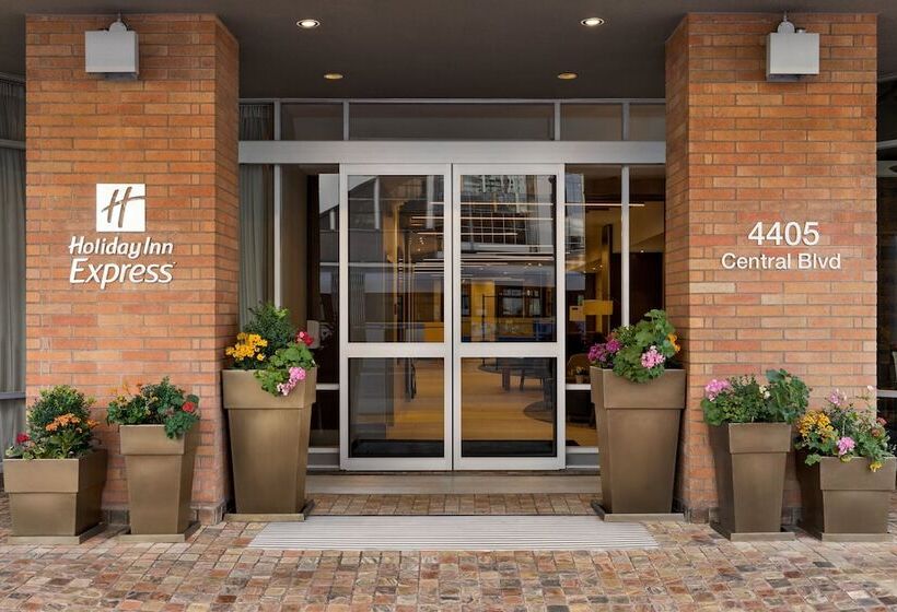 فندق Holiday Inn Express Vancouvermetrotown