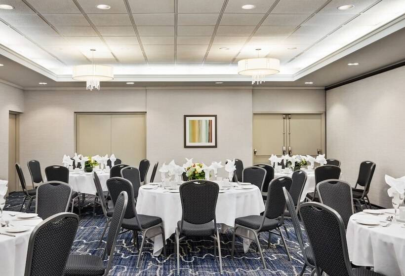 فندق Holiday Inn Express Vancouvermetrotown