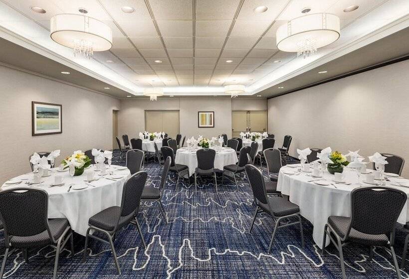 فندق Holiday Inn Express Vancouvermetrotown