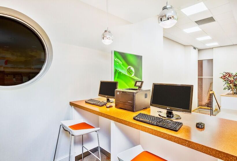 בית מלון כפרי Holiday Inn Sydney   Waterfront, An Ihg