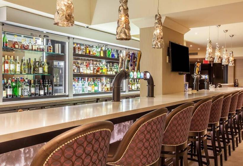 فندق Holiday Inn Toronto International Airport, An Ihg