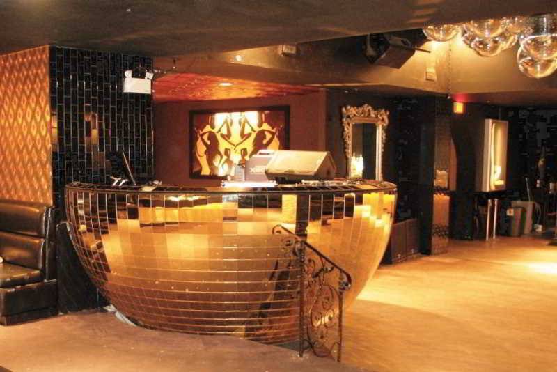 Отель Howard Johnson By Wyndham Vancouver Downtown