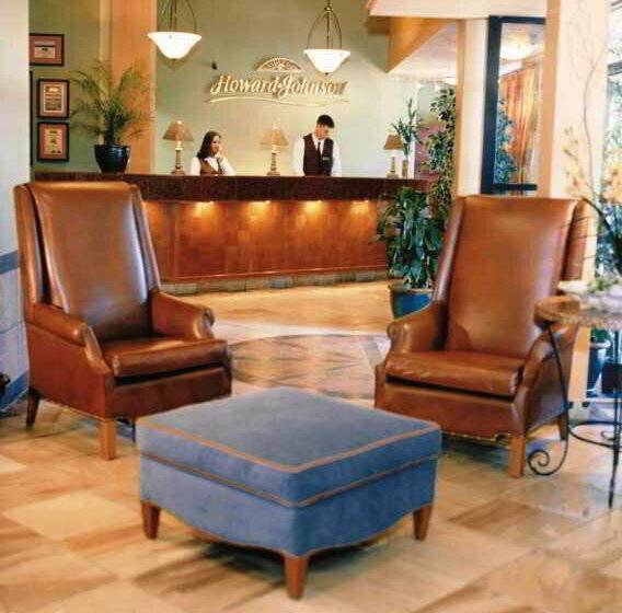Отель Howard Johnson By Wyndham Vancouver Downtown