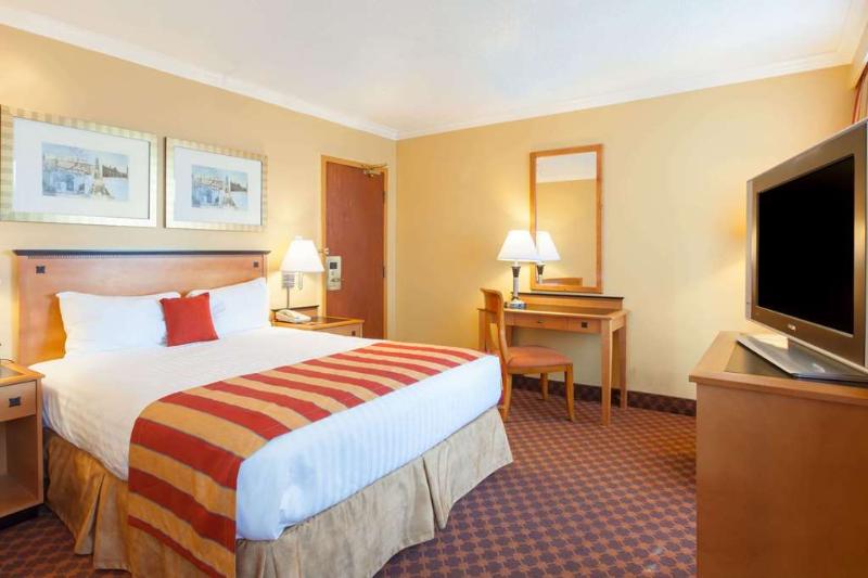 Отель Howard Johnson By Wyndham Vancouver Downtown