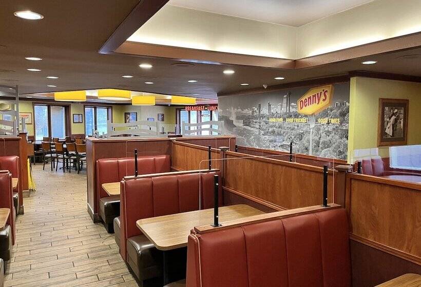 فندق Howard Johnson Plaza By Wyndham By The Falls Niagara Falls