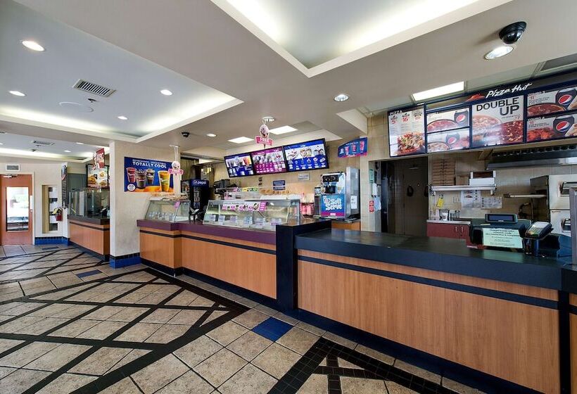 هتل Howard Johnson Plaza By Wyndham By The Falls Niagara Falls