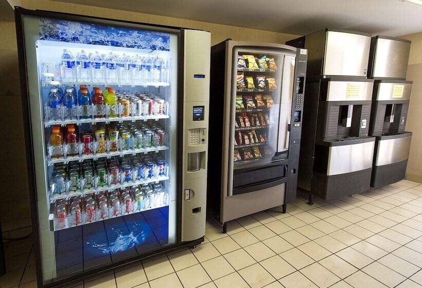 فندق Howard Johnson Plaza By Wyndham By The Falls Niagara Falls