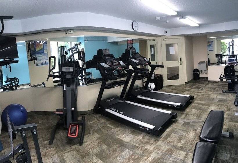 فندق Howard Johnson Plaza By Wyndham By The Falls Niagara Falls