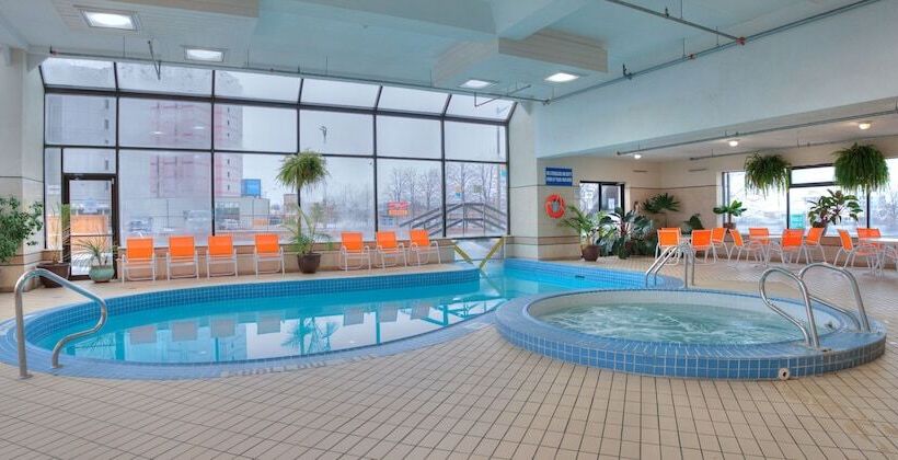 فندق Howard Johnson Plaza By Wyndham By The Falls Niagara Falls