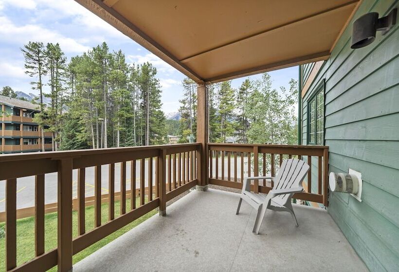 בית מלון כפרי Lake Louise Inn