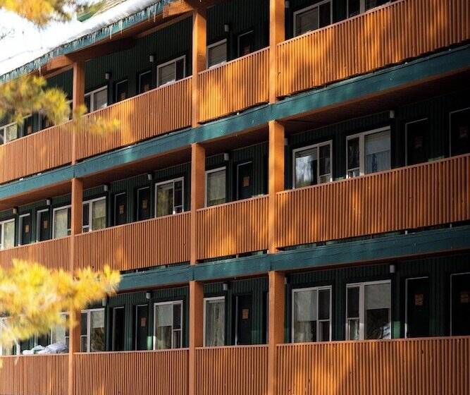 בית מלון כפרי Lake Louise Inn