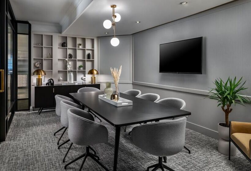 Отель Le Centre Sheraton Montreal