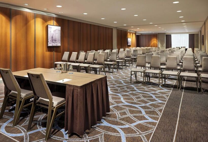 Отель Le Centre Sheraton Montreal