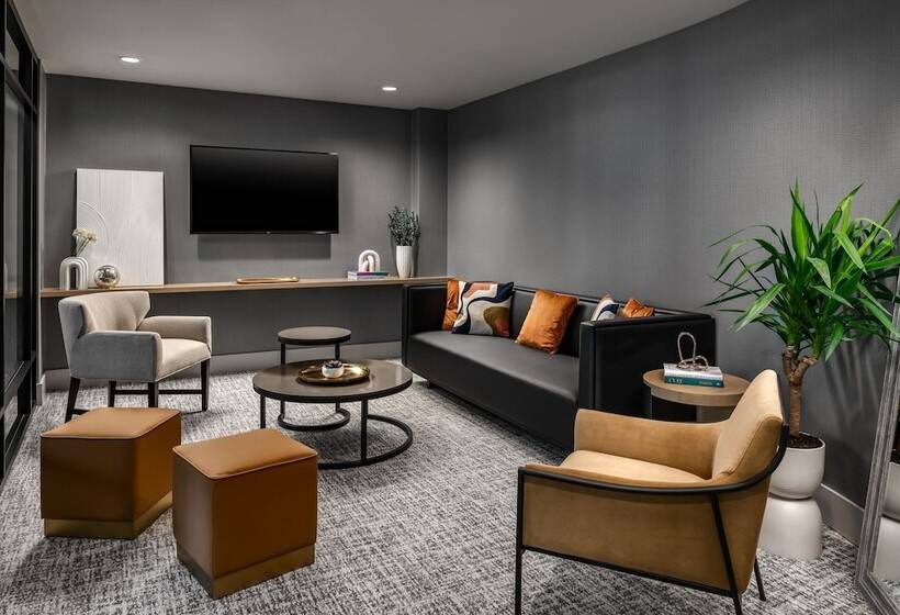 Отель Le Centre Sheraton Montreal