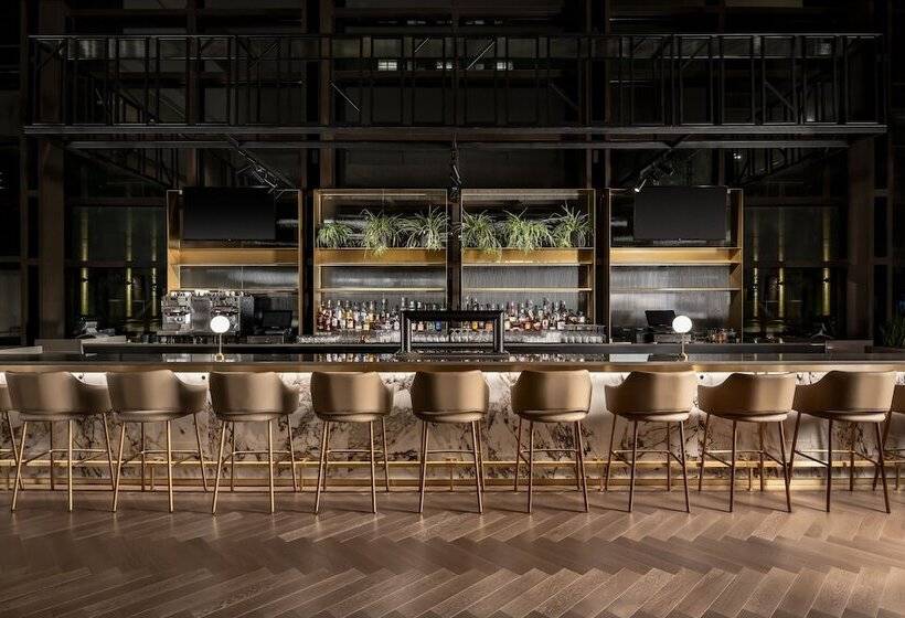 Отель Le Centre Sheraton Montreal