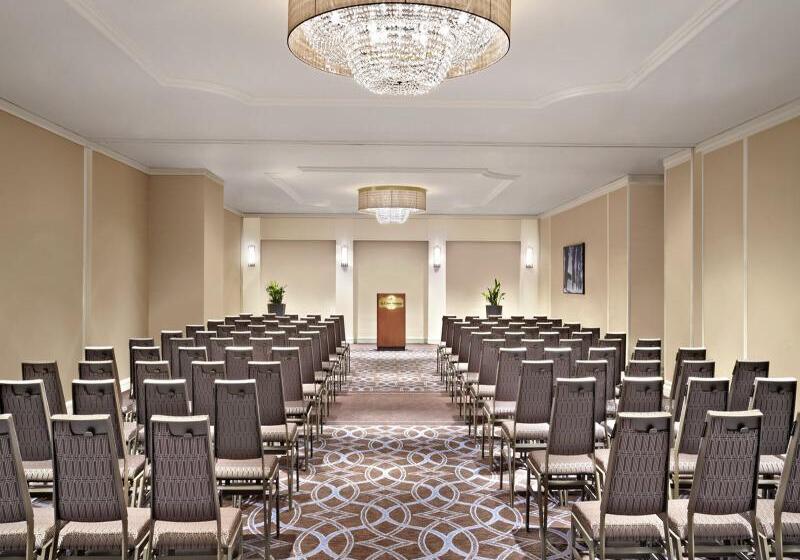 Отель Le Centre Sheraton Montreal