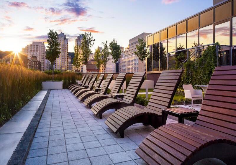 Отель Le Centre Sheraton Montreal