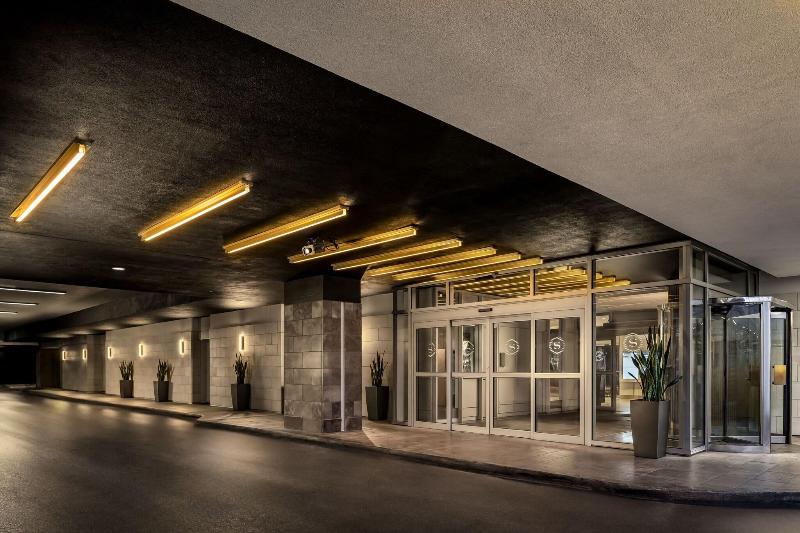 Отель Le Centre Sheraton Montreal