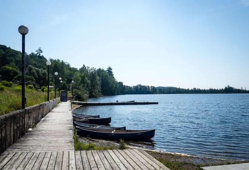 Отель Le Manoir Du Lac Delage