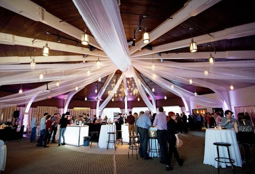 Отель Le Manoir Du Lac Delage