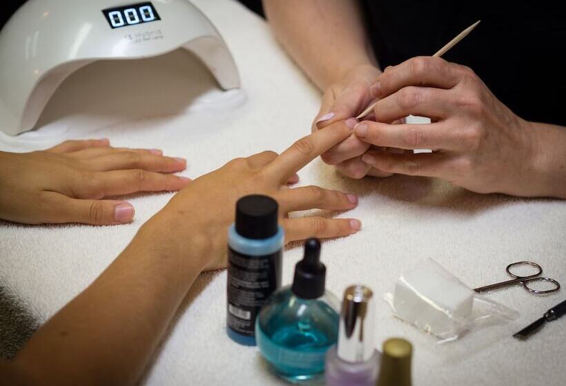 Отель Le Manoir Du Lac Delage