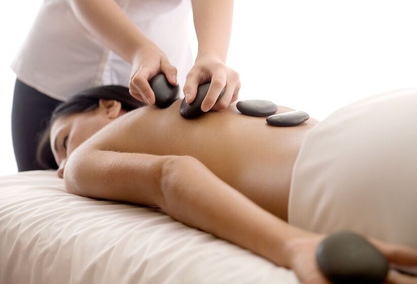 Отель Le Manoir Du Lac Delage