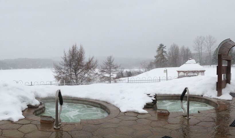 Отель Le Manoir Du Lac Delage