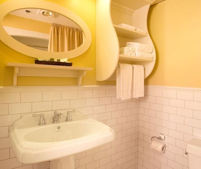 Отель Le Manoir Du Lac Delage