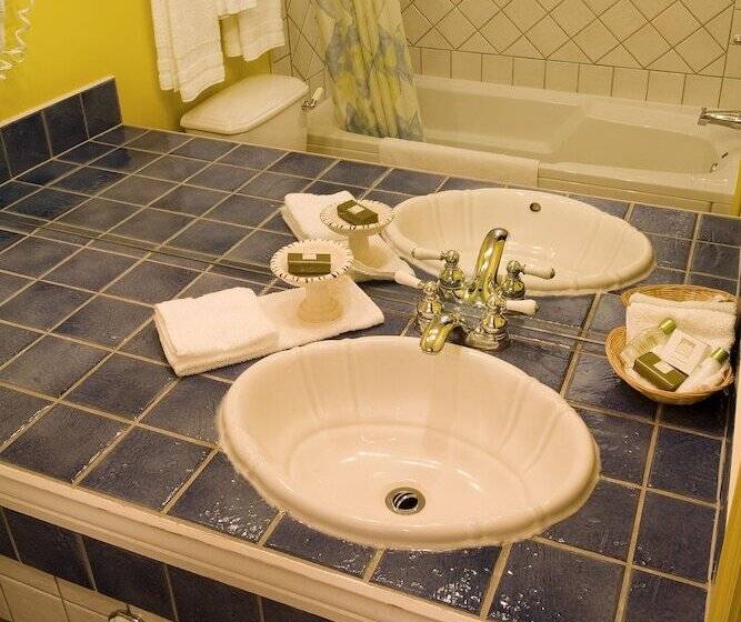 Отель Le Manoir Du Lac Delage