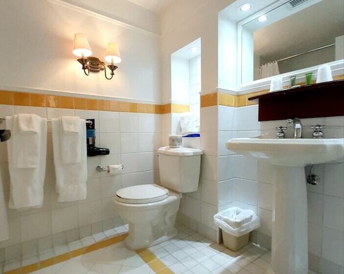 Отель Le Manoir Du Lac Delage