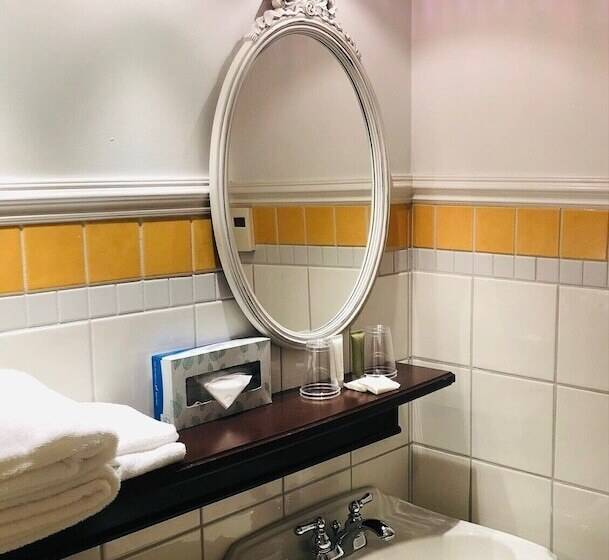 Отель Le Manoir Du Lac Delage