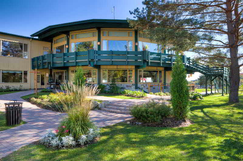 Отель Le Manoir Du Lac Delage