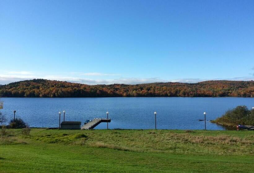 Отель Le Manoir Du Lac Delage